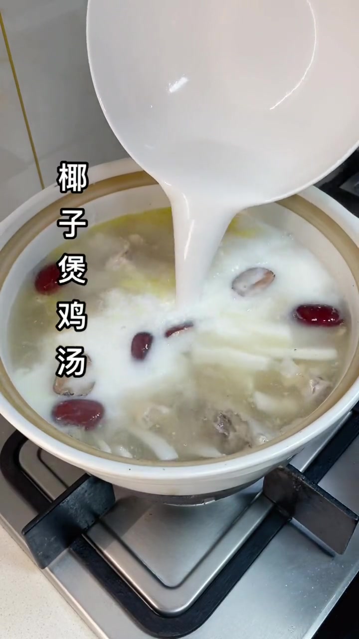 椰子煲鸡汤，肉质鲜嫩，汤鲜甜，真的太好喝了