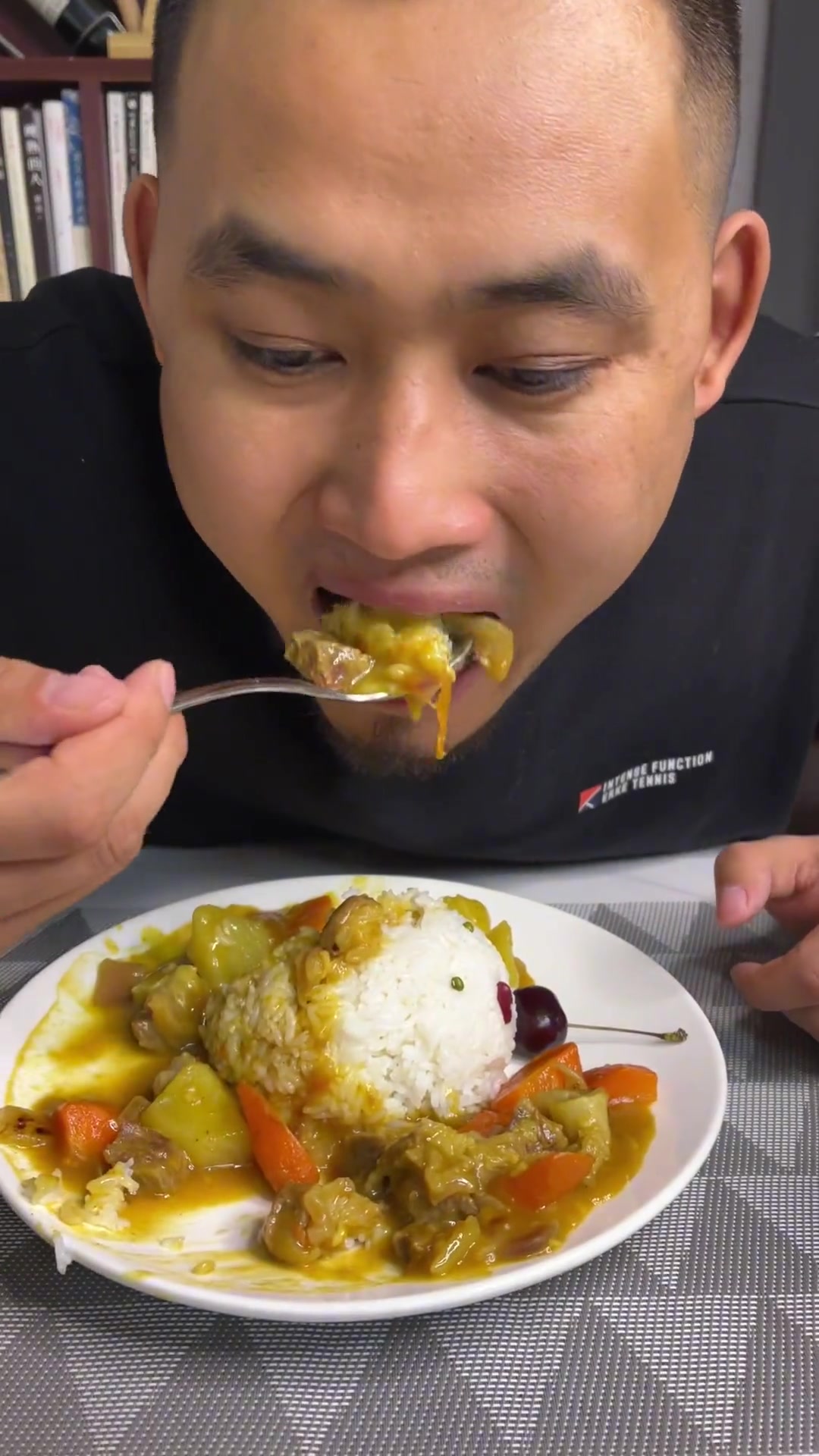 虽然每天粉丝都在掉,但是这咖喱牛肉饭该做还得做啊!