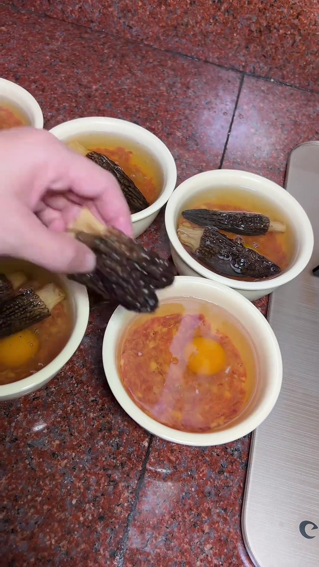 秋冬常炖羊肚菌瘦肉汤给孩子，汤汁鲜美营养足