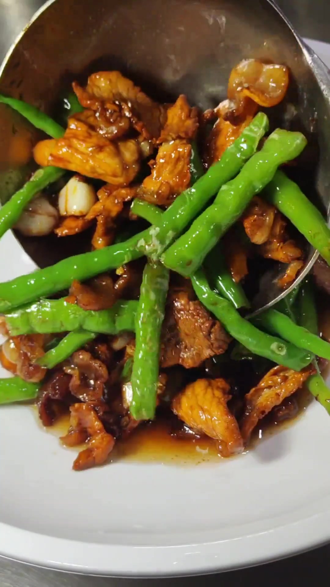 湖南鸡肠子辣椒炒肉超火爆,汤汁泡饭超香!