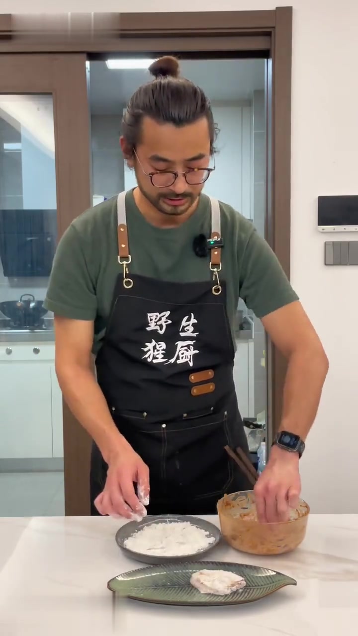 南乳鸡翅碰撞花生香,鸡肉鲜嫩藏酥脆外皮