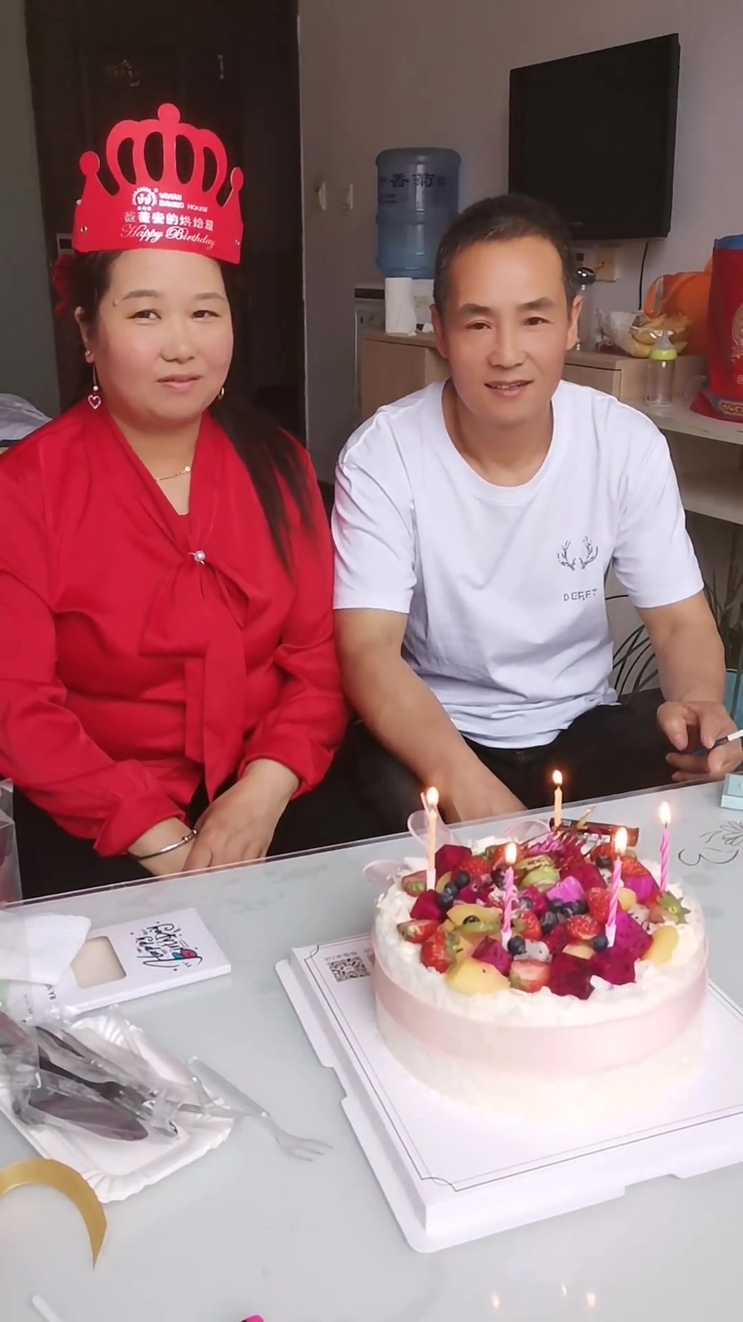 75年属兔的今天48岁生日,女儿买了蛋糕