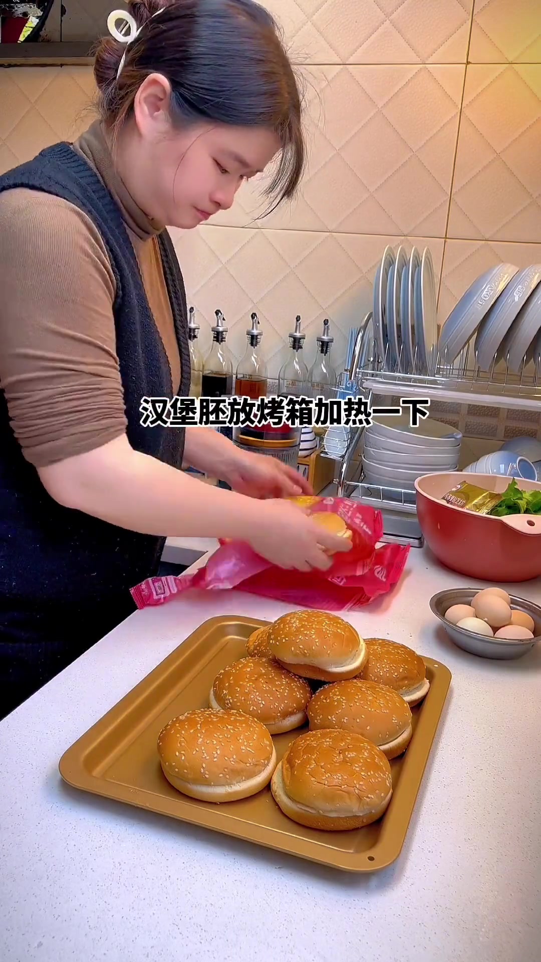 这样做的汉堡牛肉饼鲜嫩多汁,学会了。孩子想吃汉堡在家做,一点也不难,主要是吃得放心