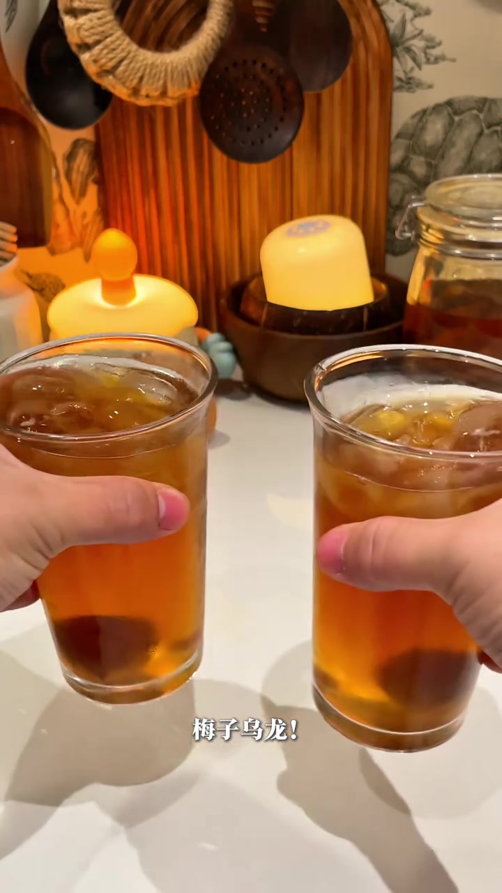 凌晨两点,给老婆做一锅麻辣鸡翅包虾滑鱿鱼宽粉……