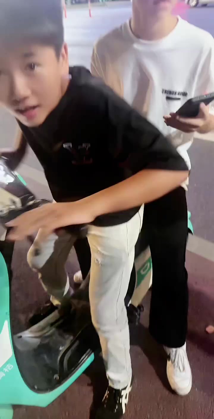 偶遇城东学校几个帅小伙,还有遇到两个二中小美女,请他们喝个奶茶