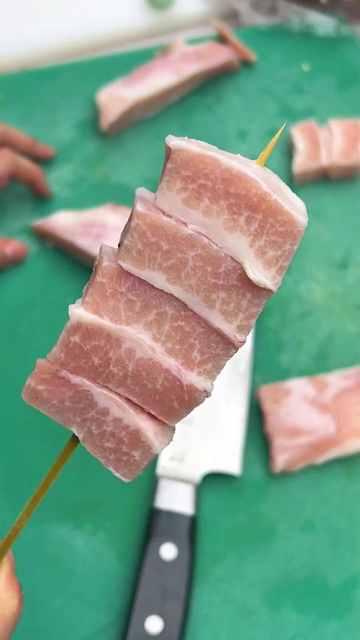 雪花猪颈肉切条穿制