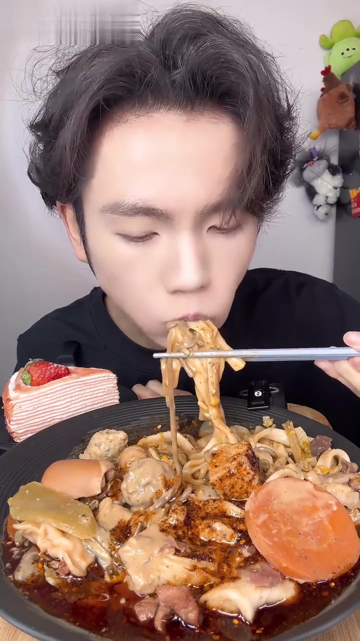 黏黏糊糊的麻辣烫搭配草莓千层蛋糕