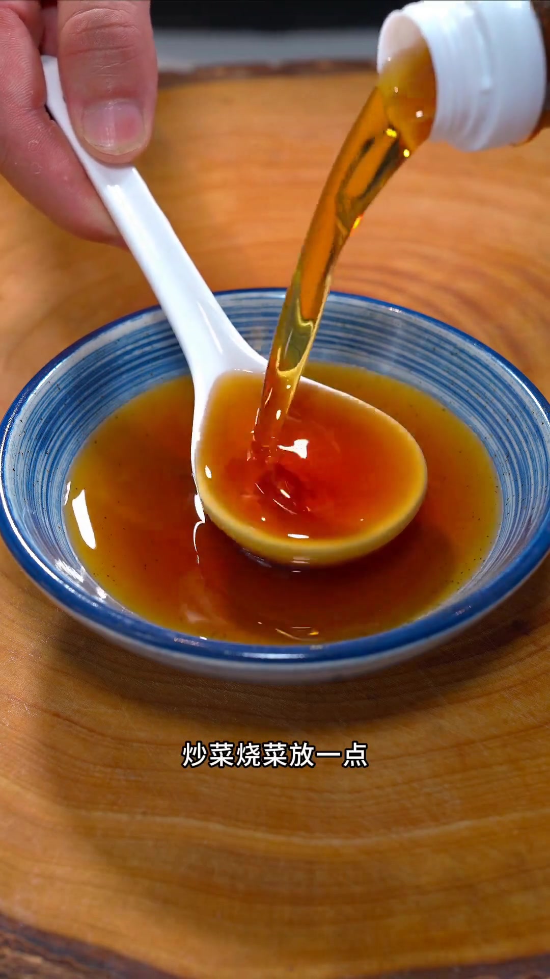 芹菜木耳拌洋葱，脆嫩爽口做法简单的小凉菜