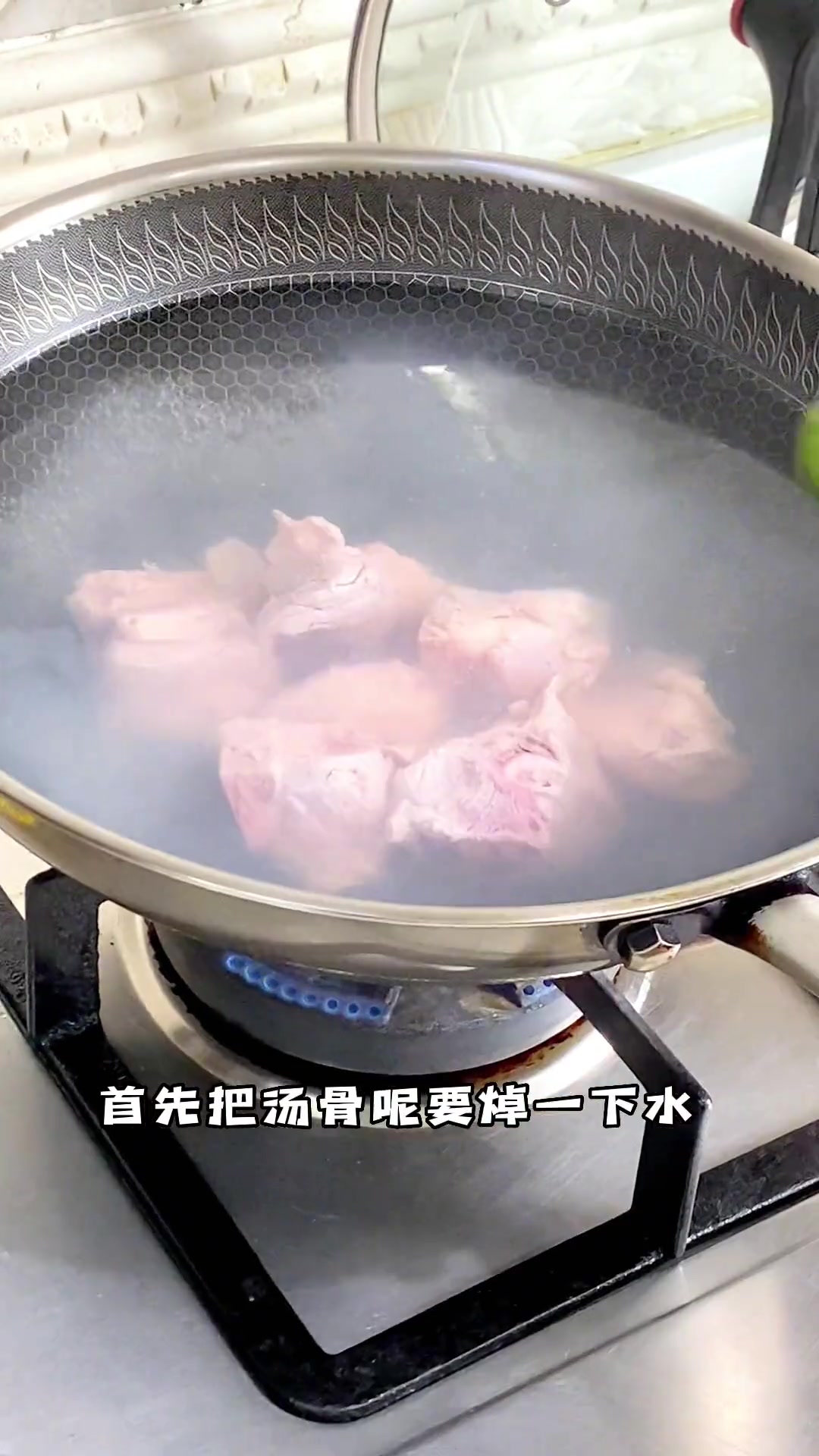 扁尖老鸭汤要做了汤白,味道鲜美而且鸭肉要酥烂