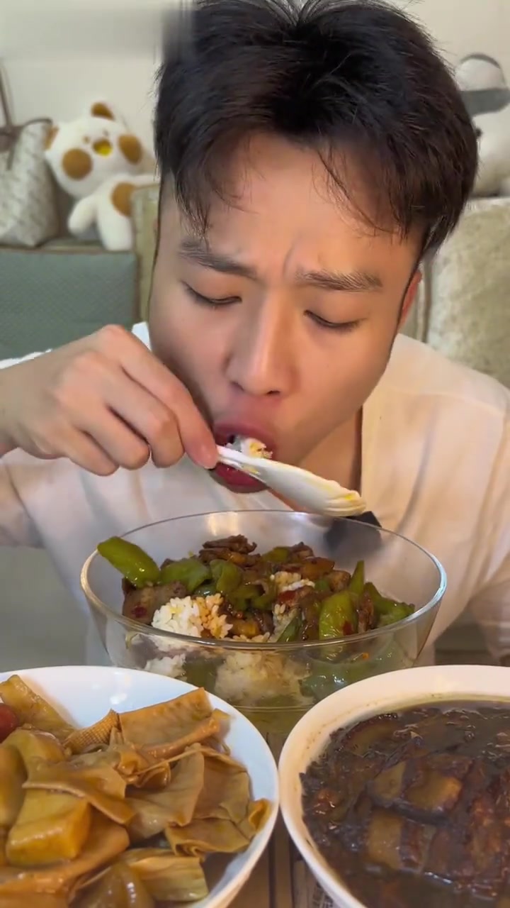 小炒肉盖饭配上梅菜扣肉真香!