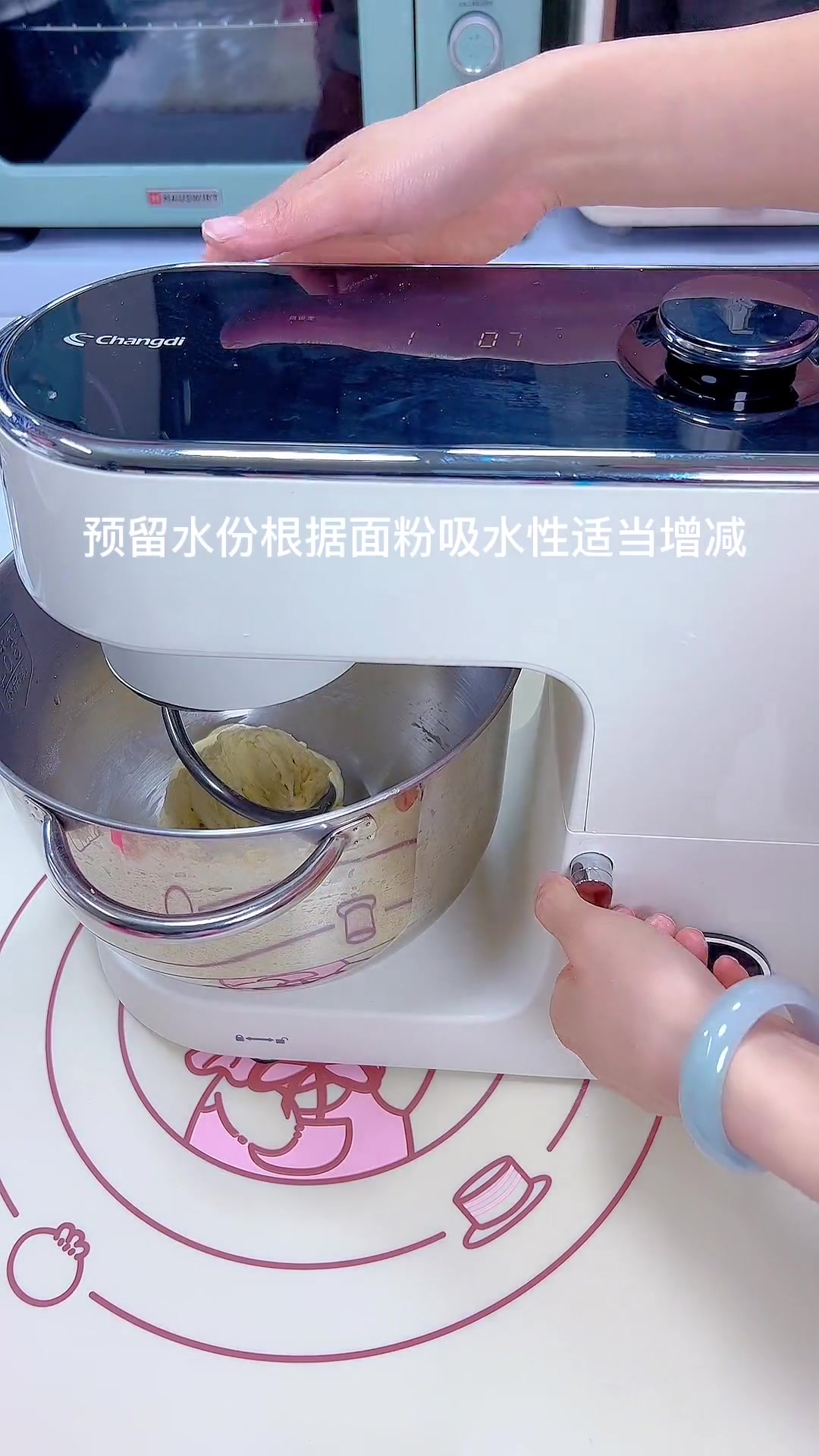 菠萝包，不包馅吃起来刚刚好，连吃两个也不觉得腻。懒人就用直接法，不加任何种，反正做好的面包