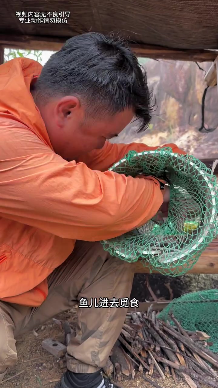 海岛自制鱼笼失败后,潜水捕鱼收获满满!