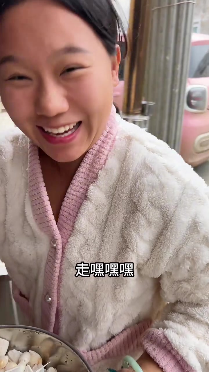 秋收的季节到了,每年这个时候地里都会长出来很多野生鸡腿菇,炒肉吃老香了!小时候最开心的事就
