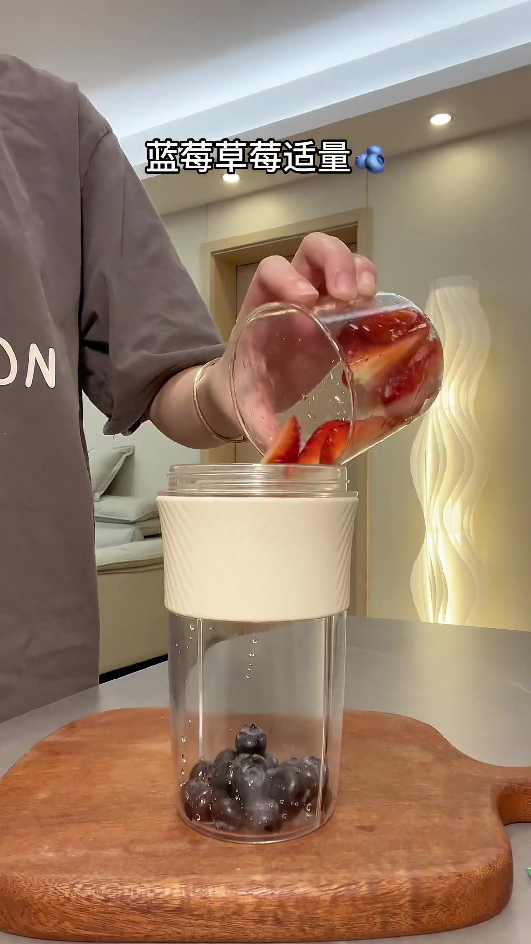 今日花青素满满的莓果奶昔!终于给我实现酸奶自由啦!算下来一包才1.9!