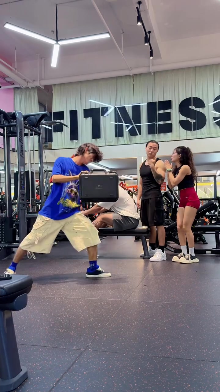 最后这个肌肉男反应笑死我了!