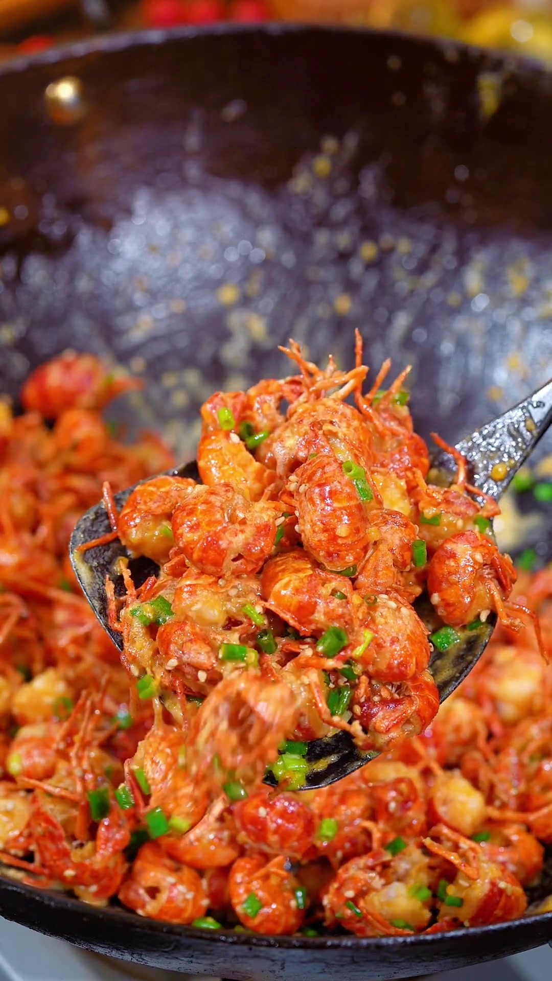 别总做麻辣虾球啦，试试咸蛋黄虾球，超好吃