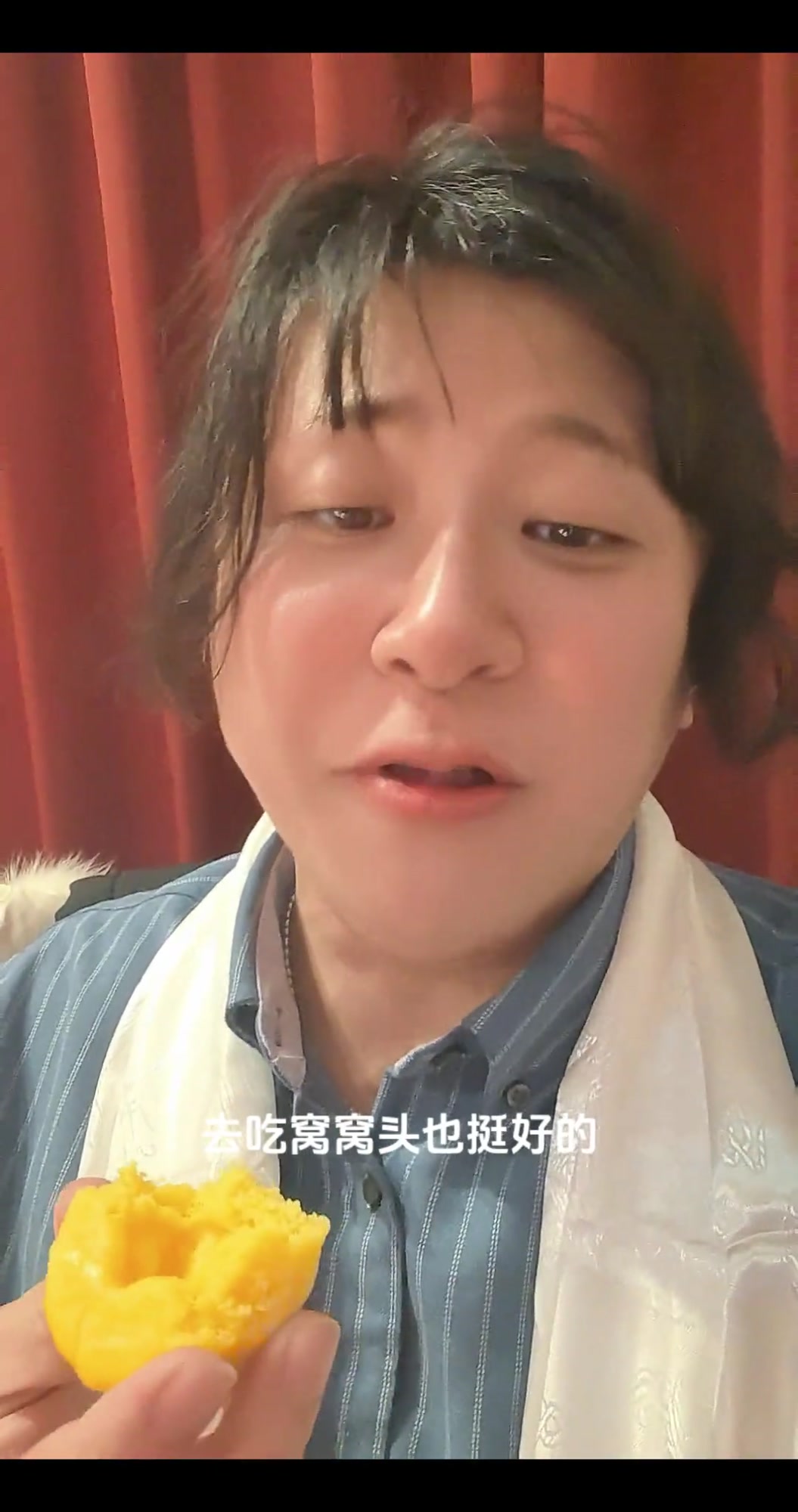 女儿尝窝窝头觉得好吃,还说读不好书吃它也挺好