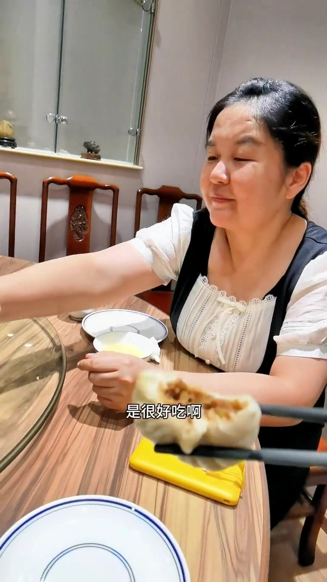 广州正宗包子铺，面食鲜美，装修格调有奇石