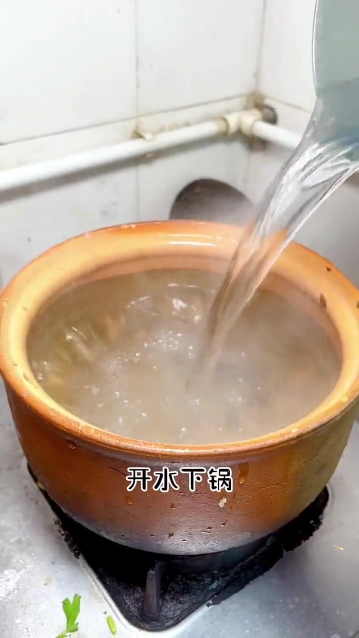 这才是潮汕砂锅粥最详细的做法，自己在家来一锅朴实无华的虾蟹粥吃吃吧，学会再也不用排队出去吃