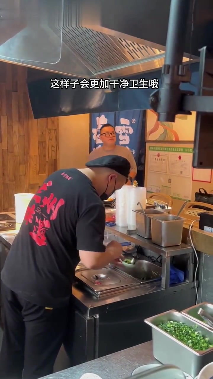 生意超好的拉面馆|面馆是很多年轻的餐饮创业者选择的热门品类之一。咖啡奶茶太卷了,很多创业者
