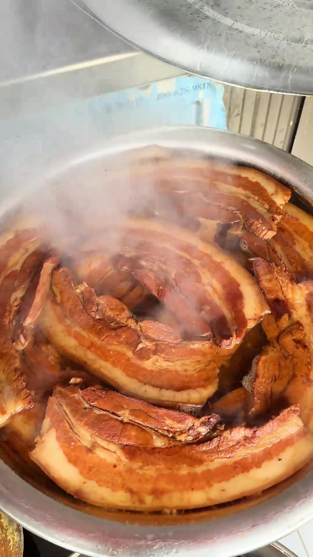 带着老铁去蹭饭之山东滕州大肉面，吃了三块大肉，改天您可来试试，软糯可口的五花肉