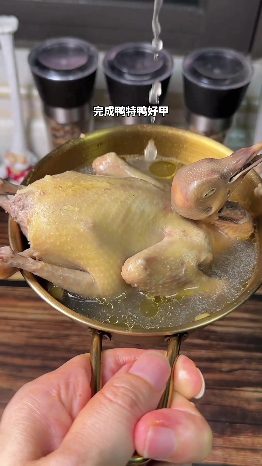 夏天安排上，这一道绿豆鸽子汤给家人喝，汤特别的清