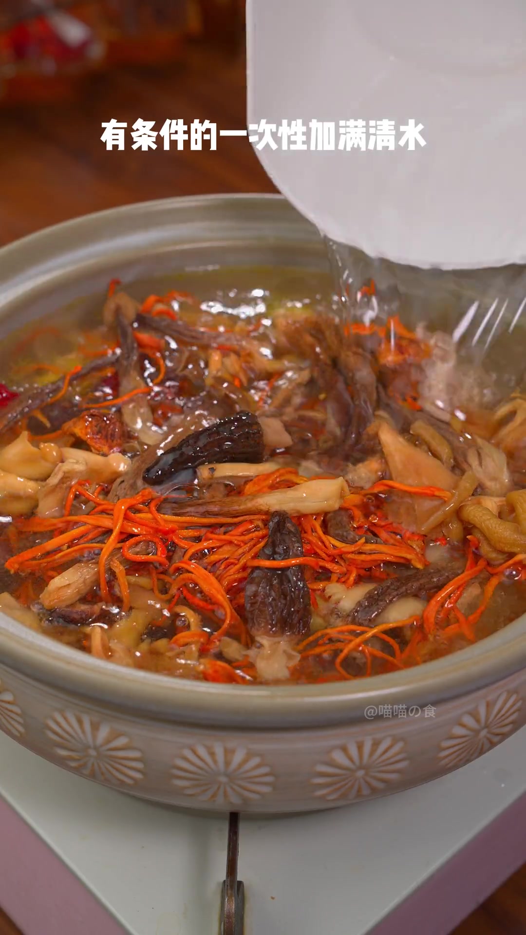 不管在忙，我每周都会给家人煲两次这个菌菇鸡汤，汤鲜味美，营养丰富，真的太好喝了