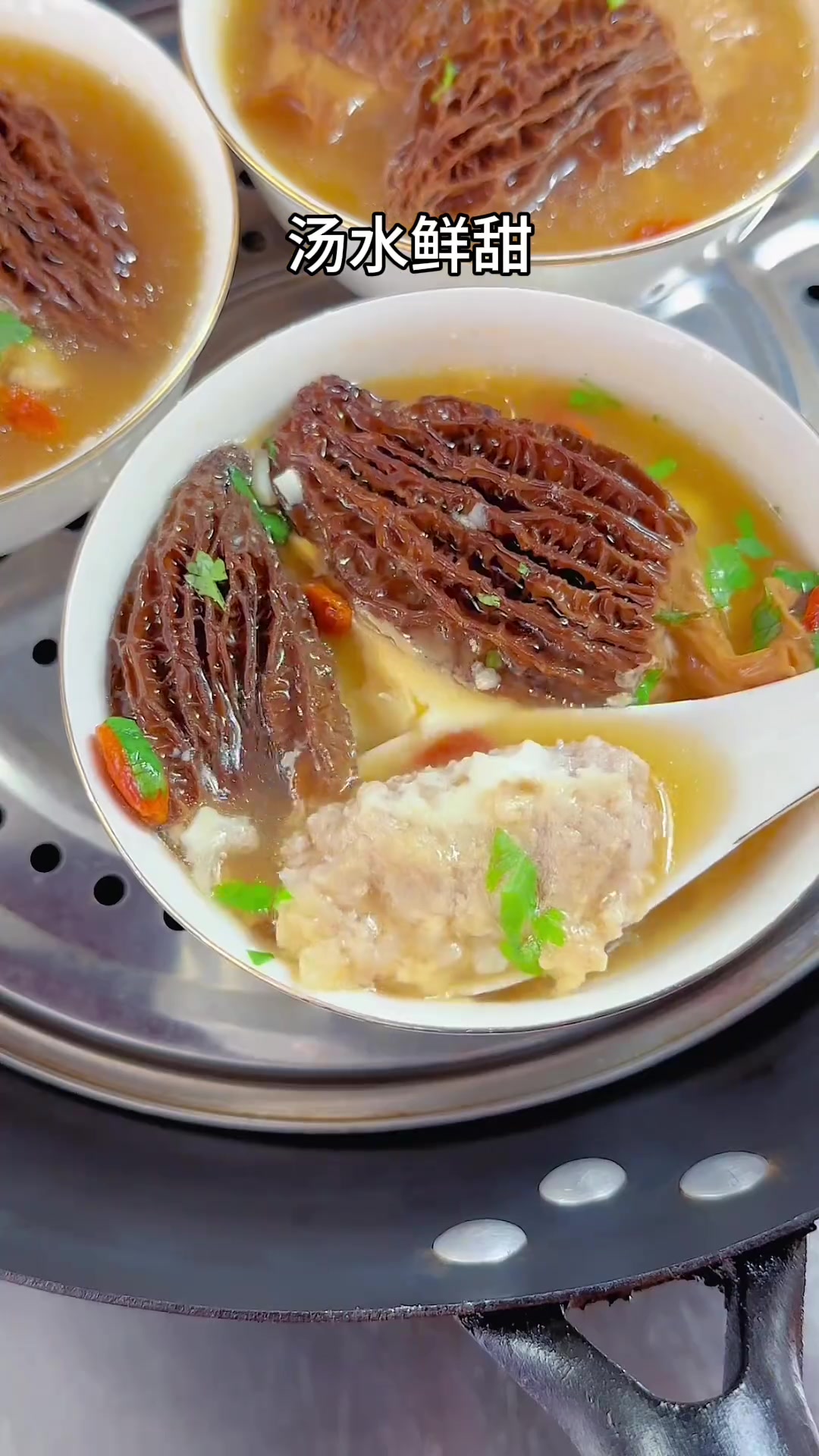 羊肚菌山药瘦肉汤，秋冬季节可以多做汤鲜肉嫩好喝