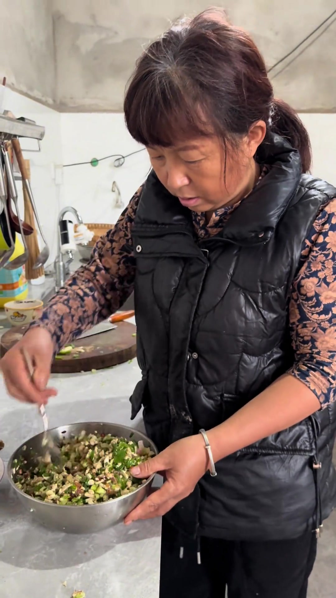 今天下雨太冷了,吃点包子喝点鸡蛋汤暖和暖和