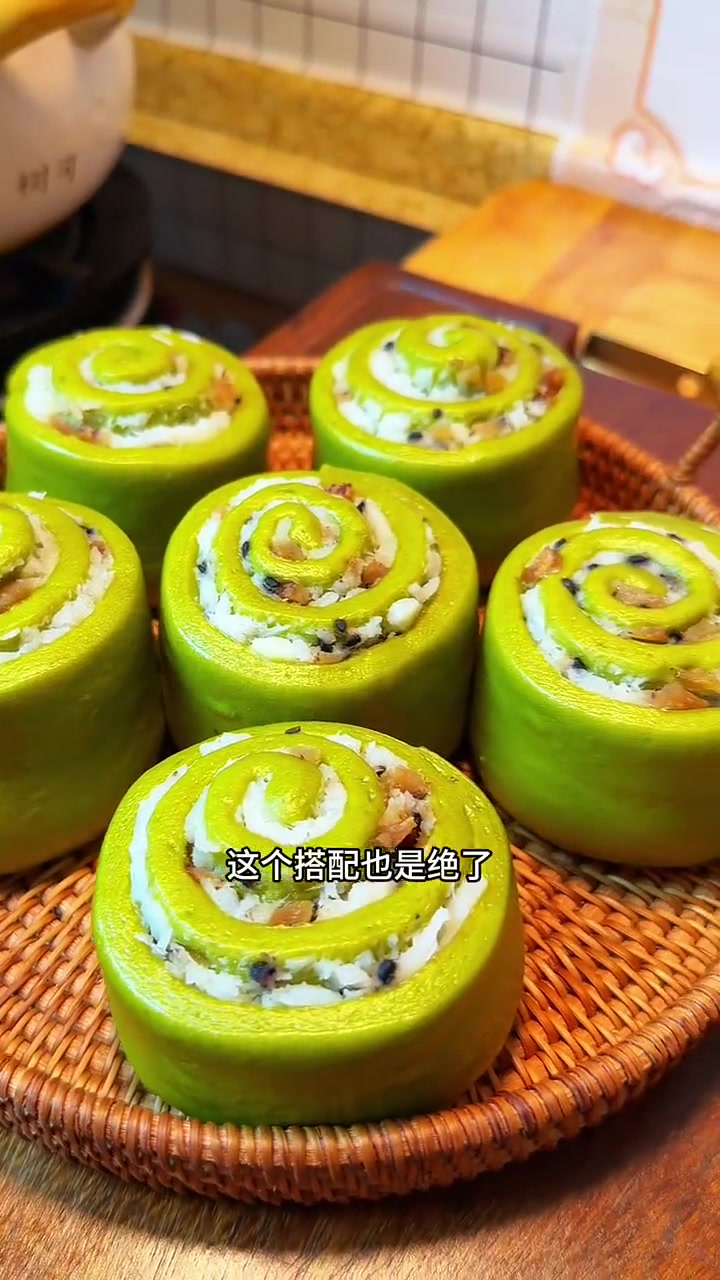 用菠菜汁发面，山药做夹心做出来的馒头真的是好看又好吃，再搭配上番茄腐竹牛肉煲，真的是营养又