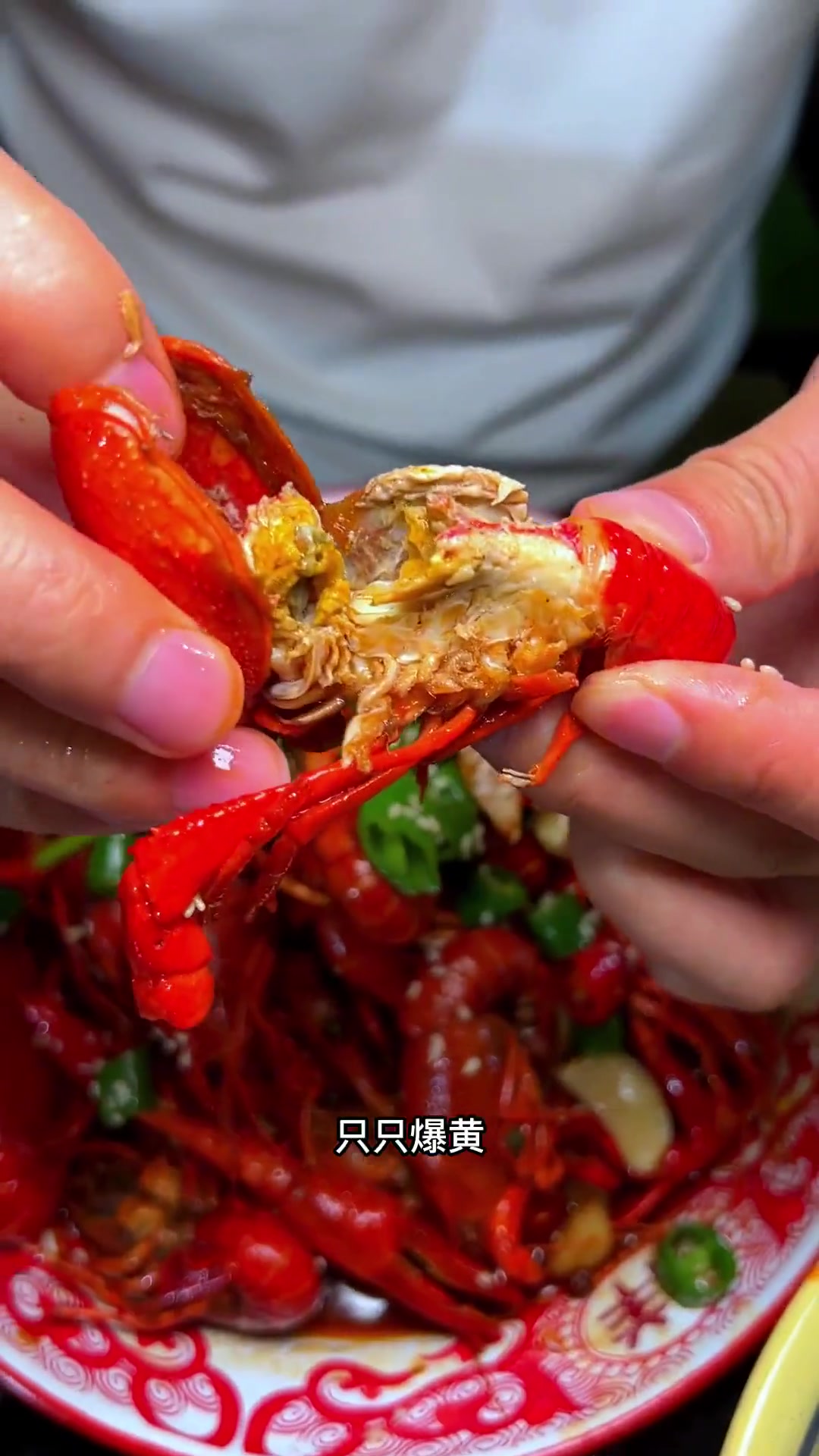 终于找到家氛围感堪比淄博的夜市大排档,所有菜品真的闭眼点都好吃,老板说就是把郑州尝遍了才敢