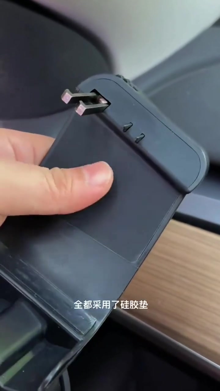 特斯拉上有了这个水杯架,大小不同的奶茶水杯都可随手放置