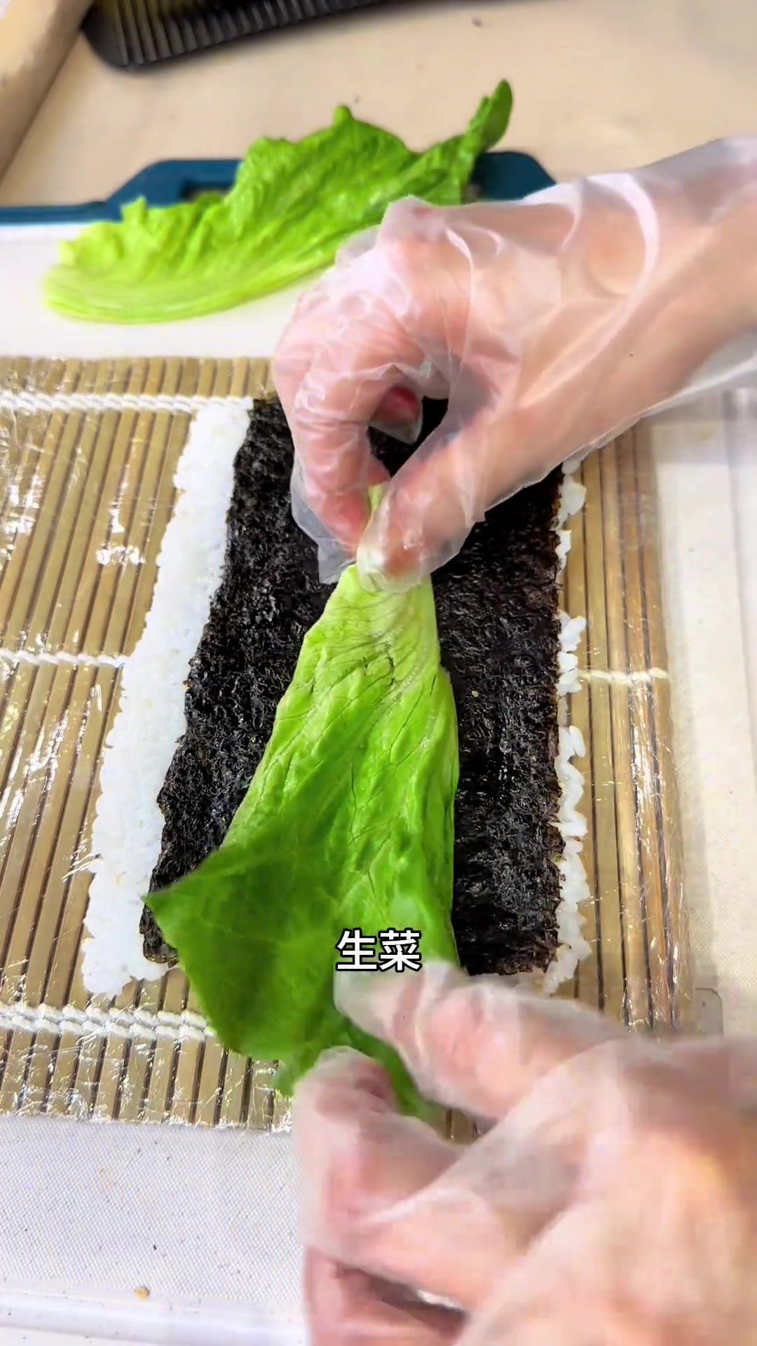 蜂蜜炸鸡卷,炸好的大鸡排和酸甜奶香的蜂蜜芥末酱碰撞整个美味住了