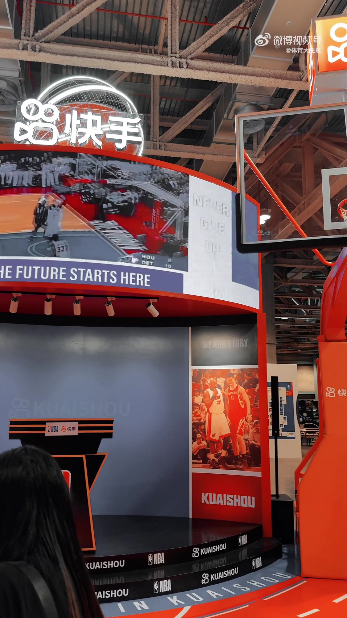 在2025NBA中国赛现场,作为“NBA中国官方短视频平台”及“NBA中国视频内容创作社区