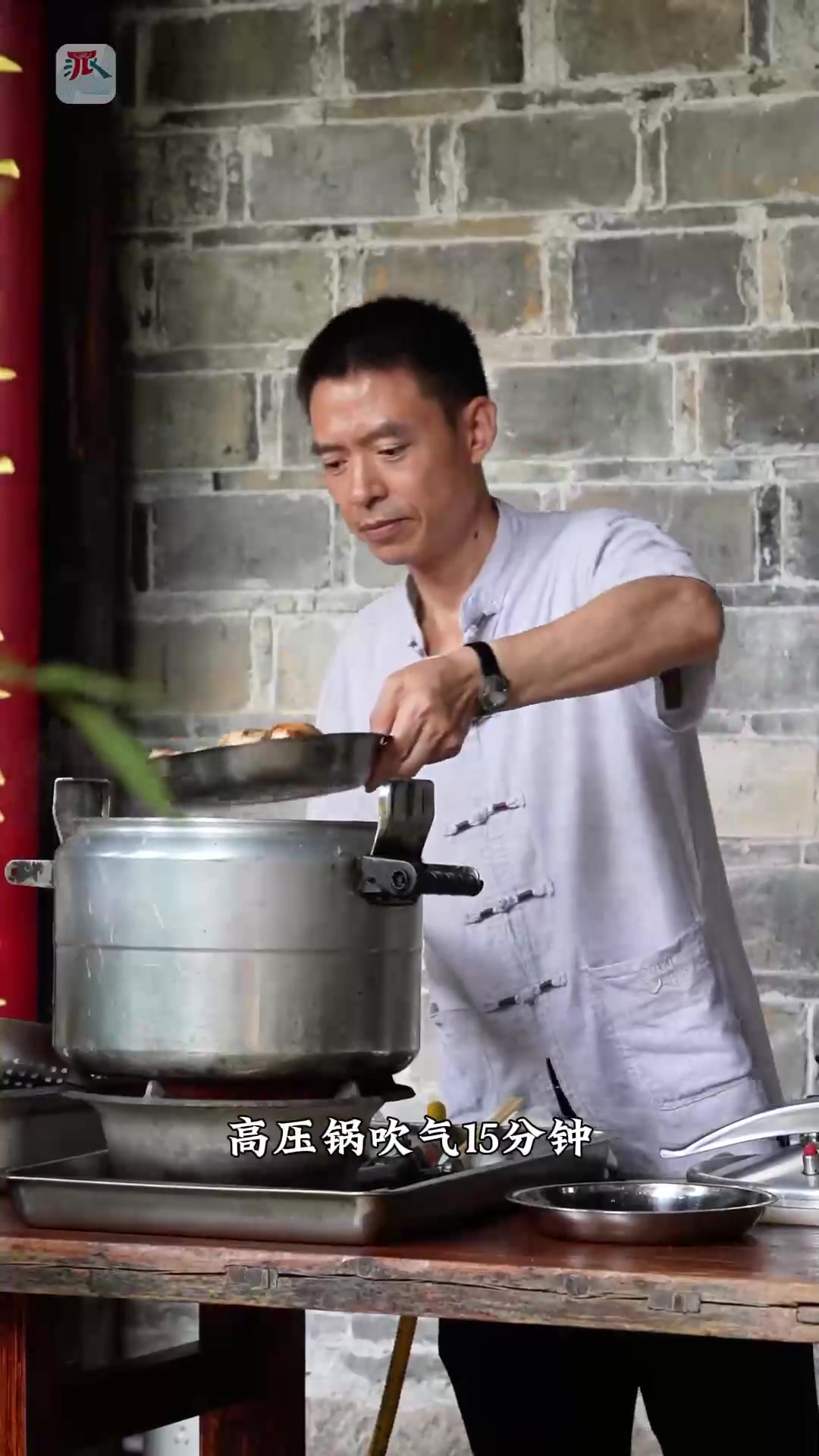 新上市的芋艿口感黏糯,配上灵魂蘸料虾子酱,这份咸鲜的滋味,是宁波人喜爱的独特美味。刚挖来的