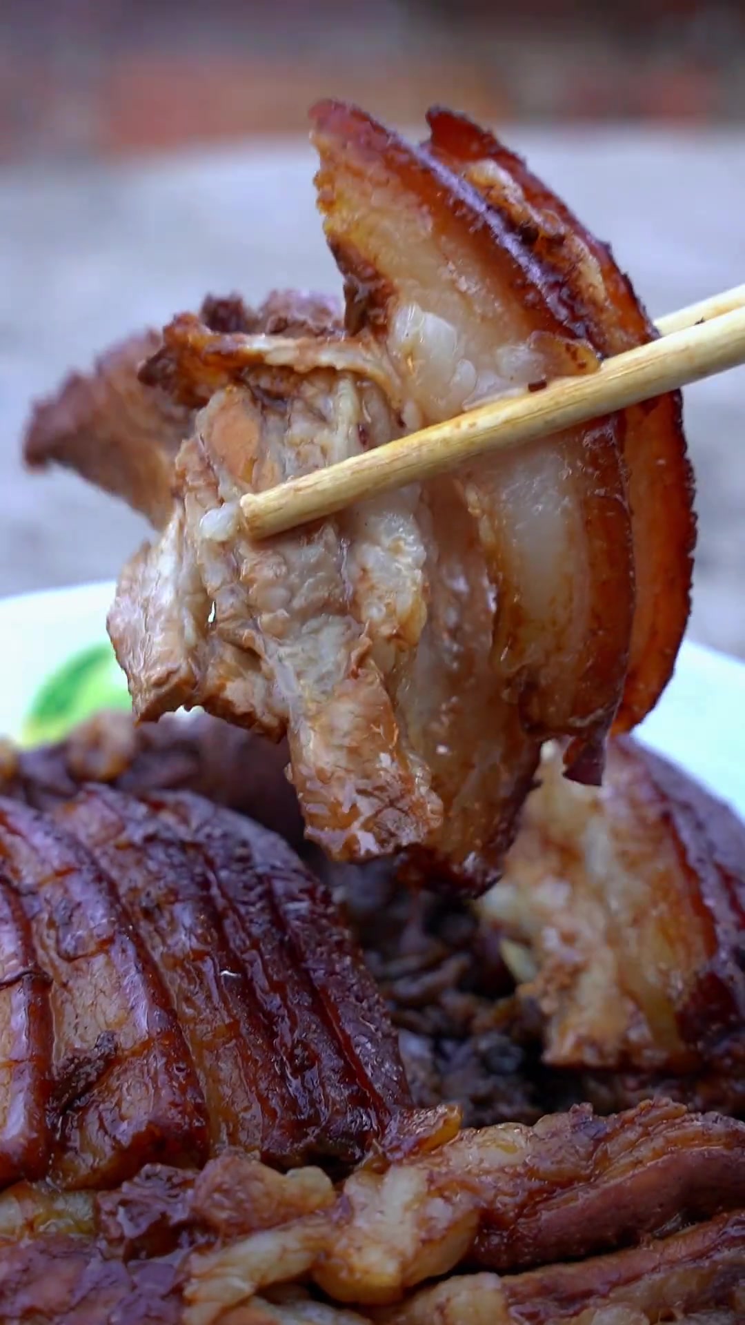 菜市场猪肉便宜,买10斤五花肉做咸烧白囤着