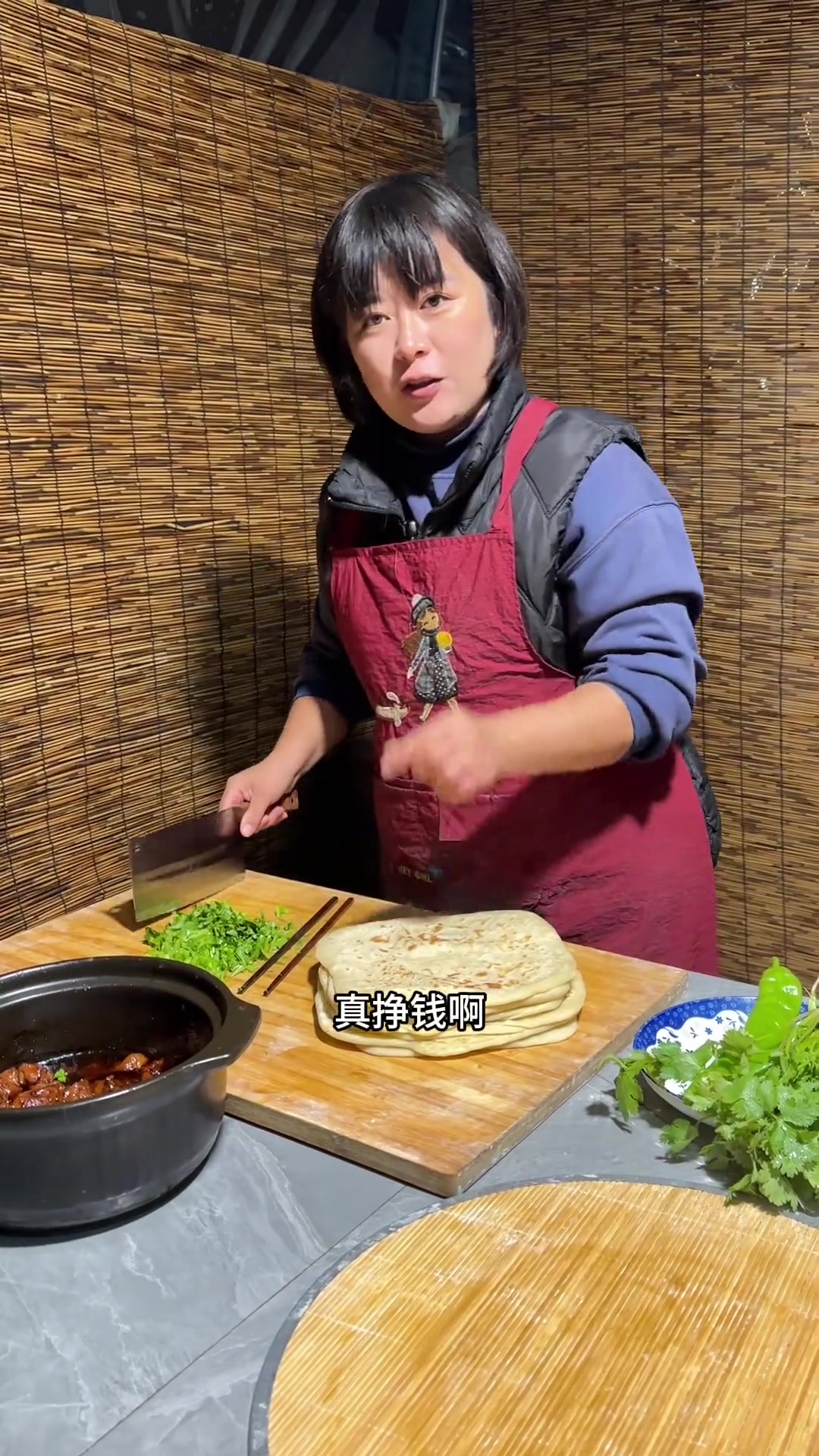 下雨天在家琢磨美食,刚出锅大饼卷肉香流油
