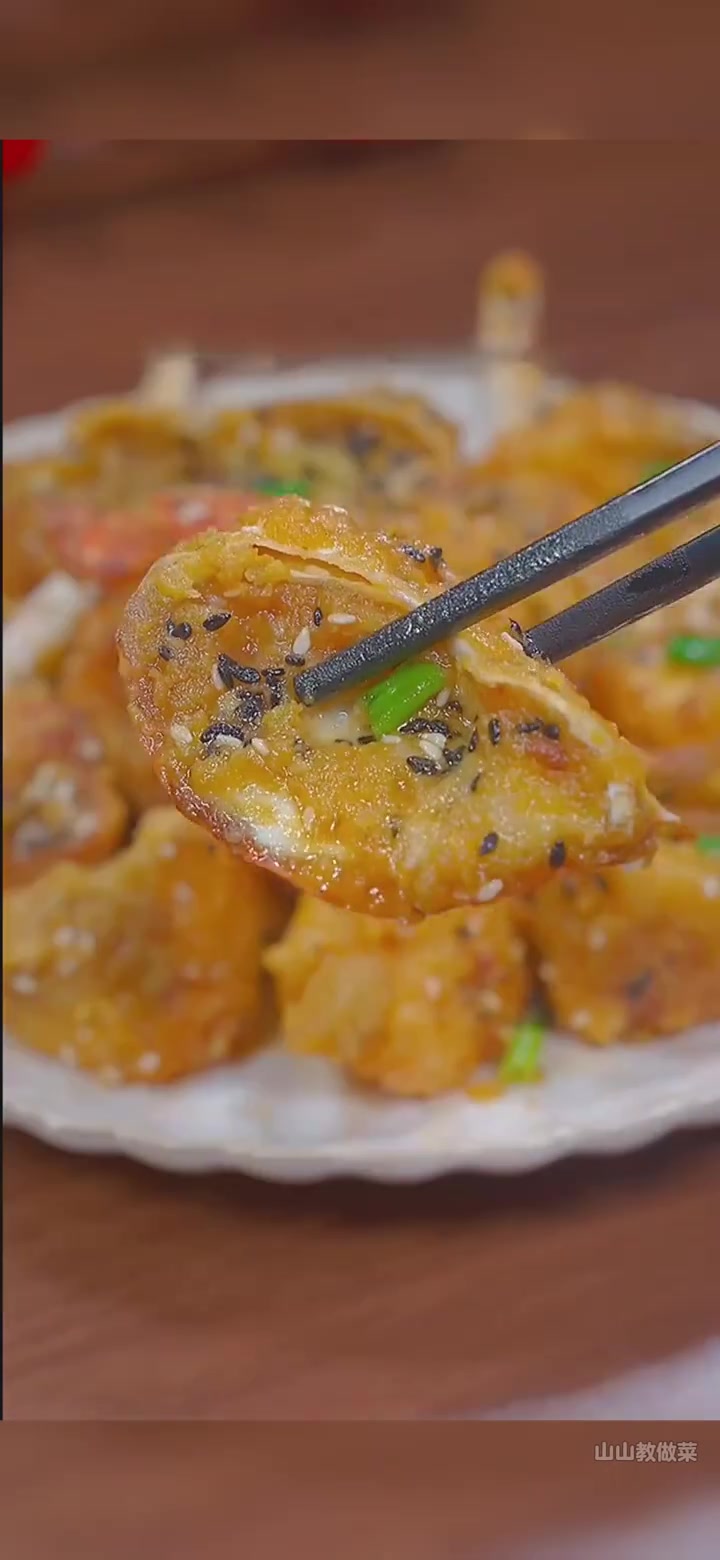 现在正是吃大闸蟹的做法，大闸蟹不要总是清蒸了，今天分享一道咸蛋黄焗蟹的做法，好吃入味。在家