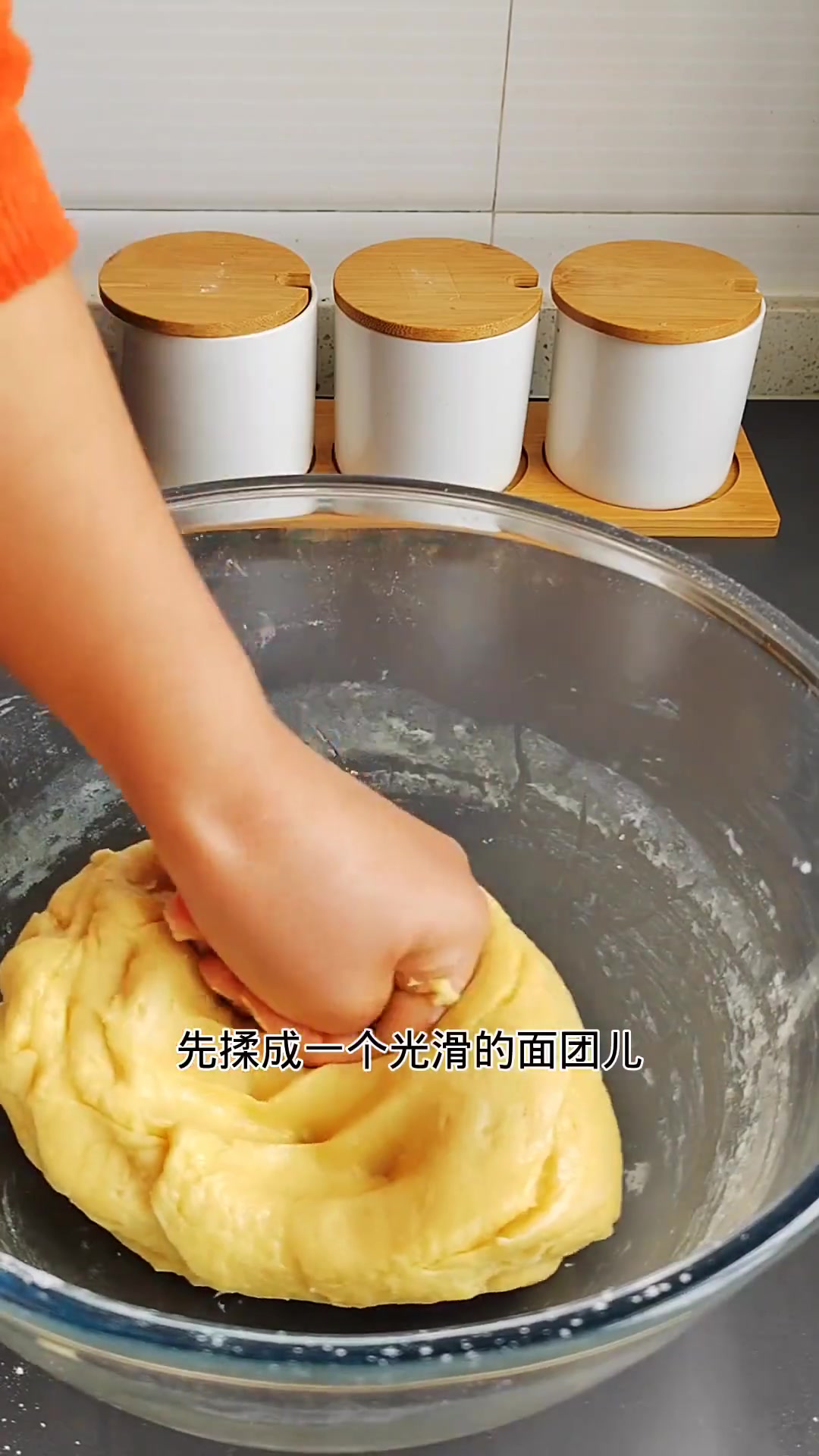 只要家里有鸡蛋，就可以做出奶香小面包，萱软香甜，还拉丝