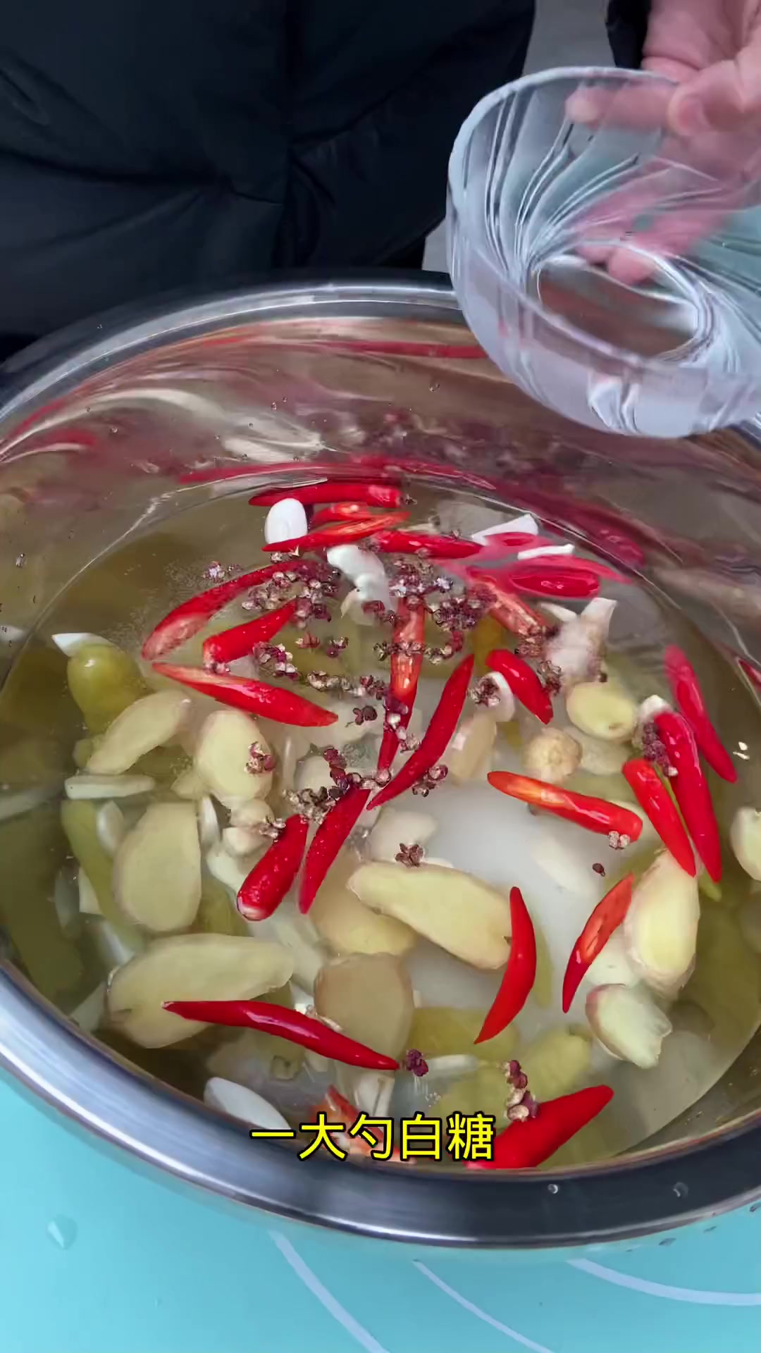 现在家也能做出和饭店一样好吃的泡椒娃娃菜，酸酸甜甜，爽口又解腻