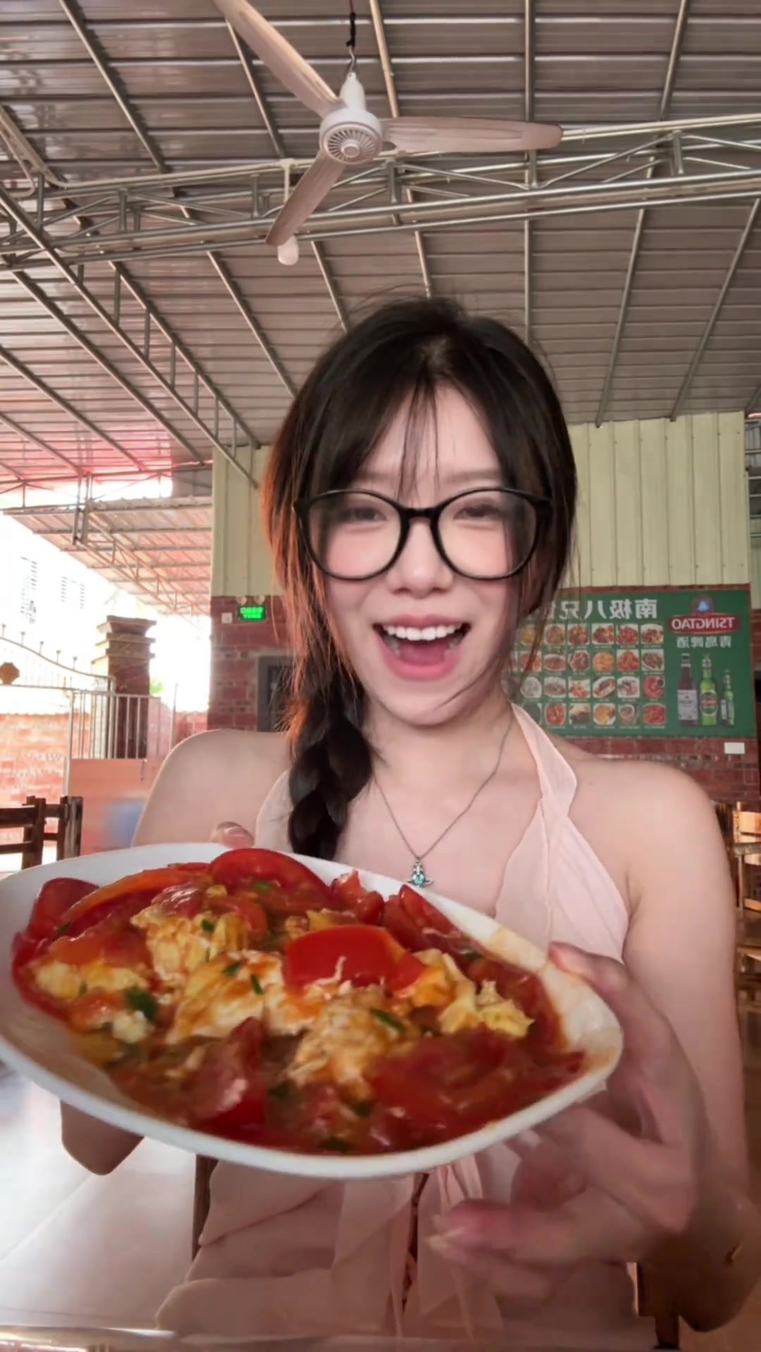 今晚吃菠萝炒饭、番茄炒蛋和番薯叶，超香！