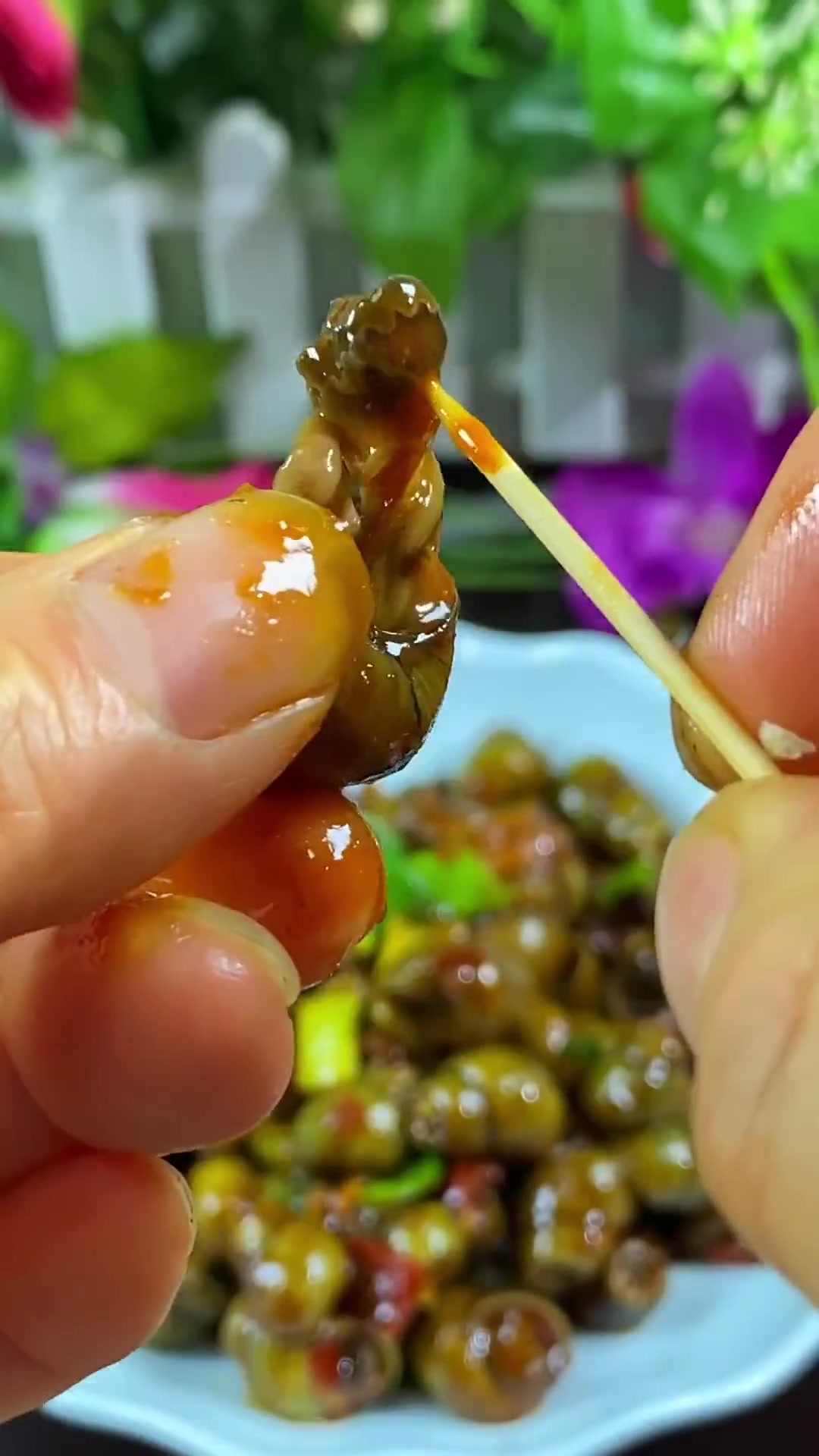 辣炒田螺很多人都喜欢吃,但是不会做,做出来不是有泥沙就是腥味很重,今天这个方法你可要收藏好