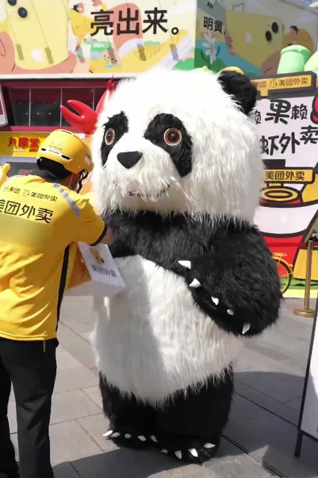 成都超爱小龙虾,一天干掉130w只,熊猫都点外卖!