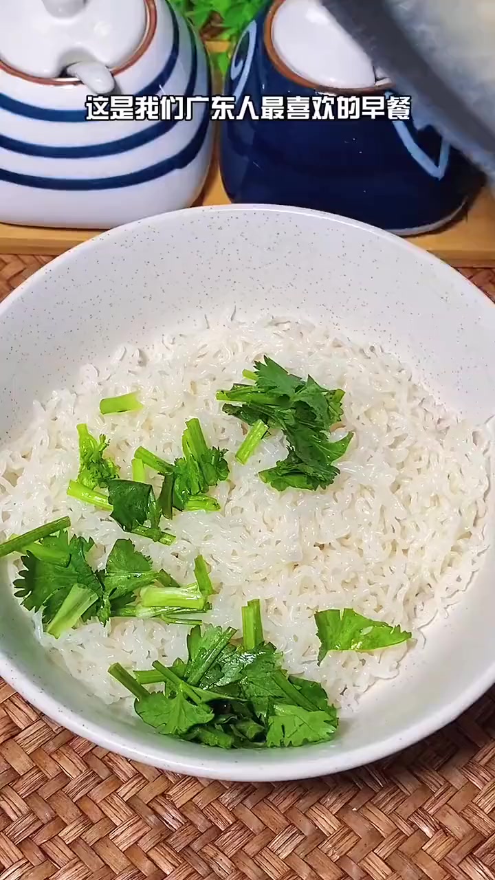 广东人的常吃的早餐，莫过于这碗猪杂汤粉，加点灵魂蒜头油，好吃到起飞