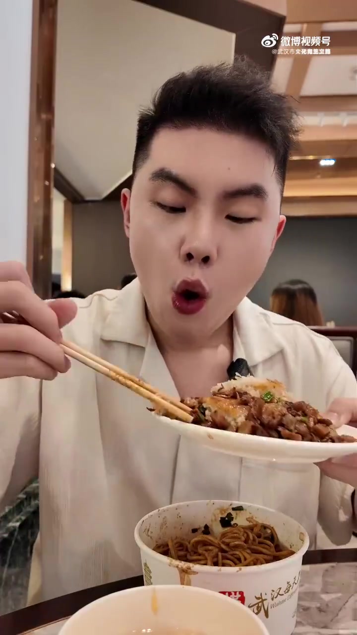 来武汉的早上就开始晕碳啦!武汉过早三件套是什么  在武汉一大早来吃心目中的过早三件套:热干