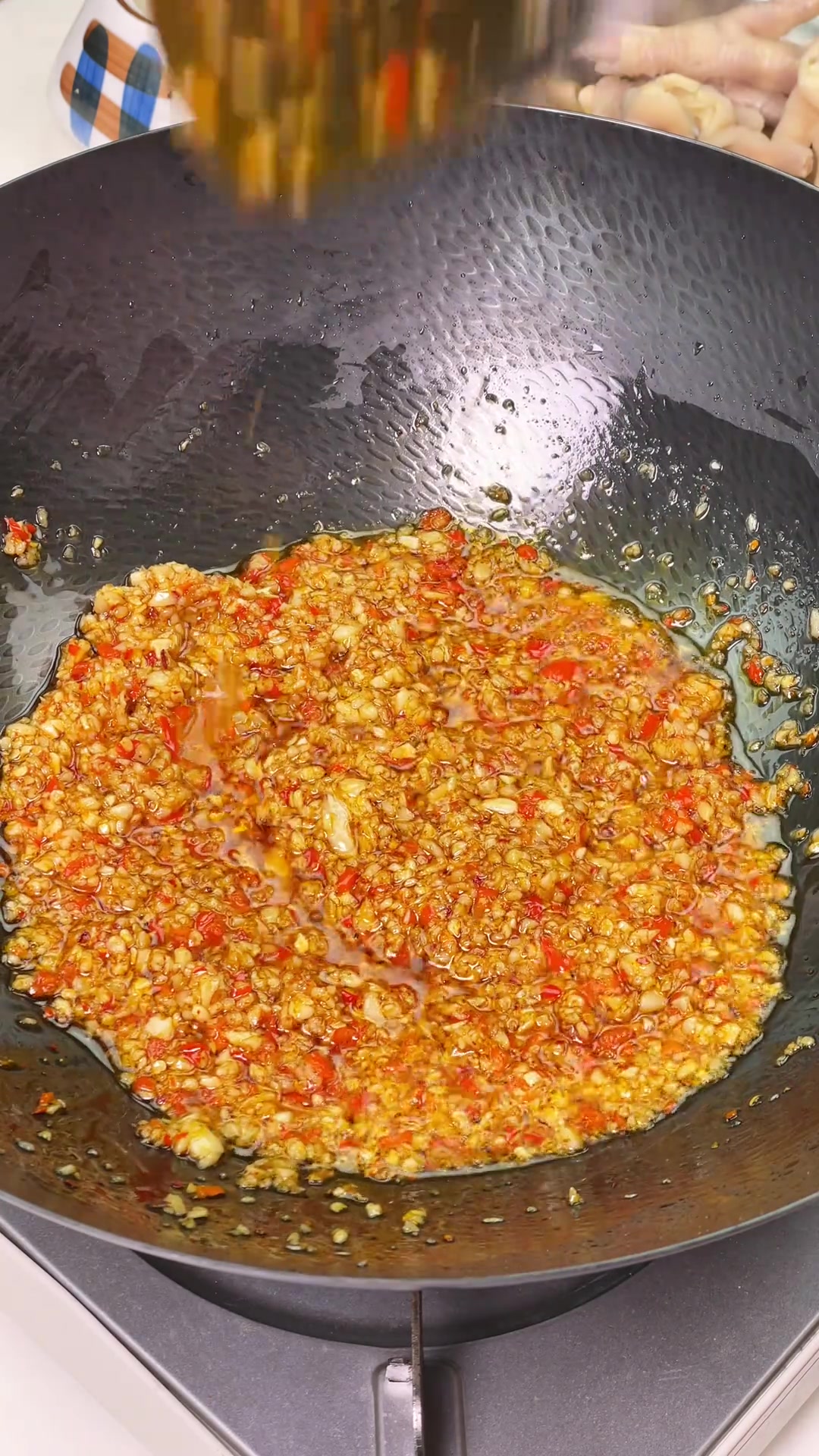 软烂入味、一口脱骨的蒜香鸡脚，真的是香得不得了