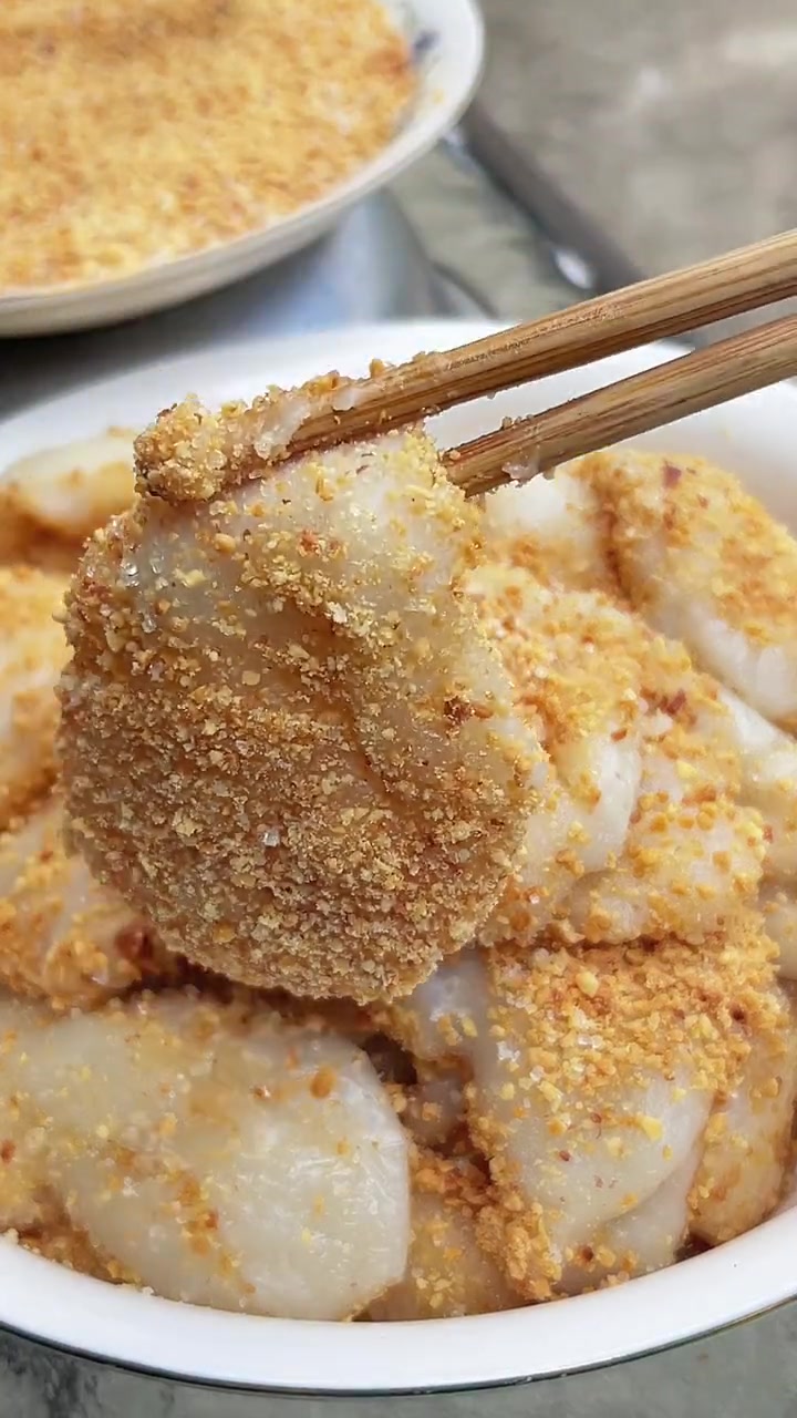 你们要的我妈的糍耙做法来啦！农村的下午茶，藕粉银耳羹配上老妈做的糍粑，满满的甜蜜和简单的幸