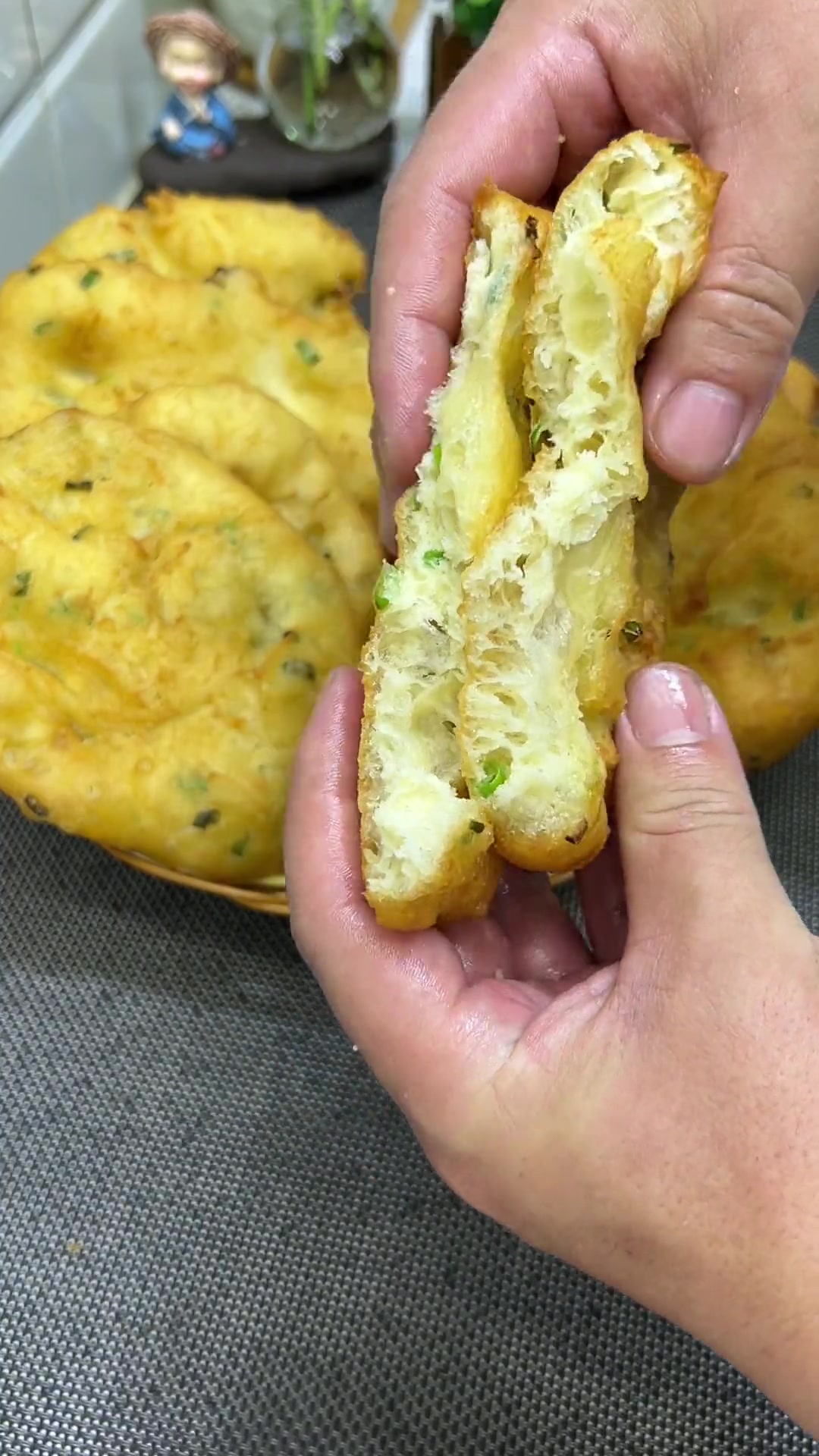 不揉面也不擀面，筷子搅搅就能做这个炸葱油饼，金黄酥脆，葱香浓郁