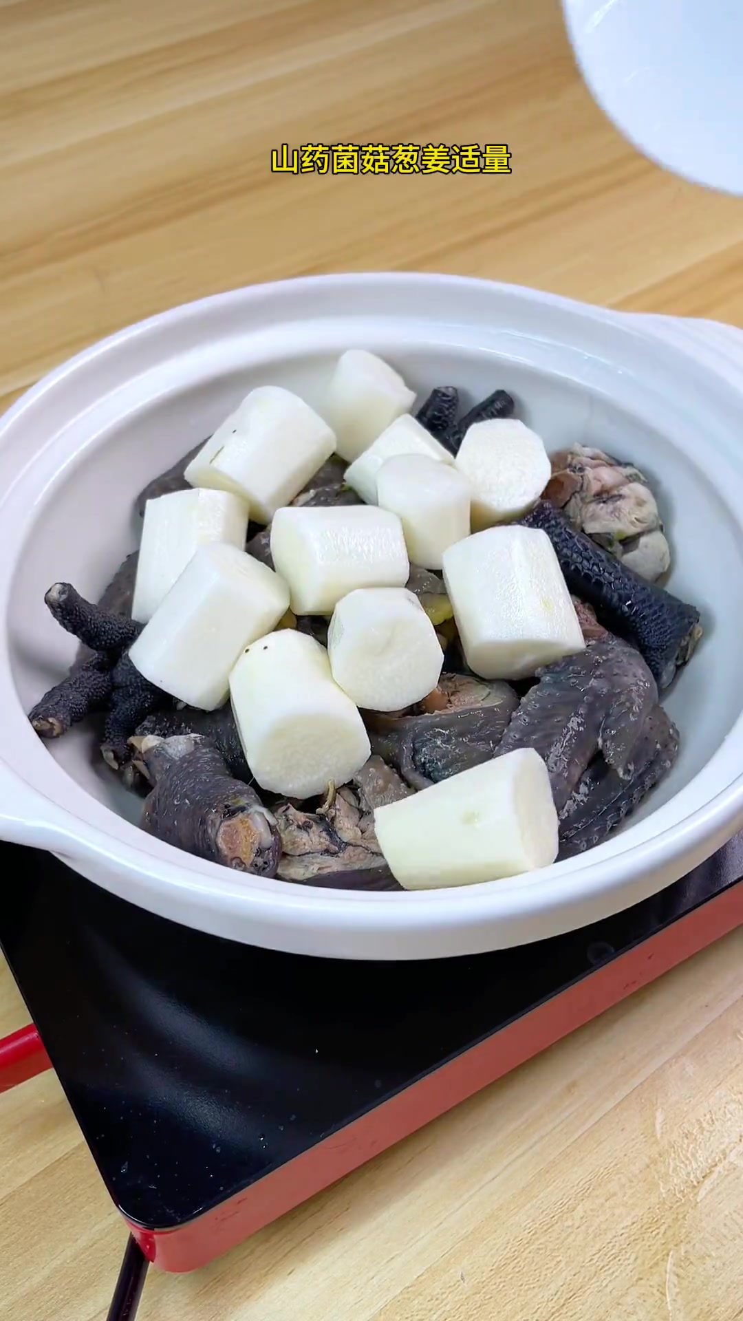俗话说三伏一只鸡，一年好身体，这款乌鸡山药汤鲜味美，营养又好喝，这个三伏天，女生记得要多喝