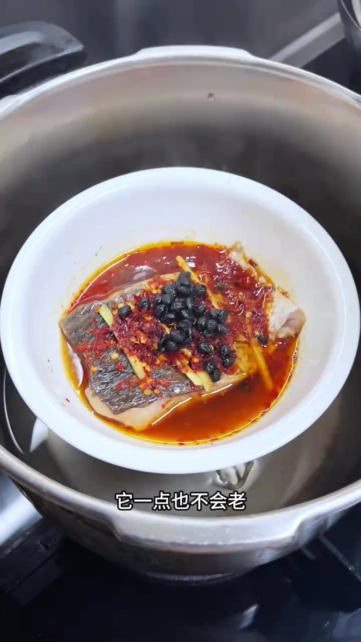 湖南特色菜之湘潭蒸热鱼 今天又是吃我们湘潭特别好吃的蒸热鱼,这个视频把做热鱼的详细过程及细